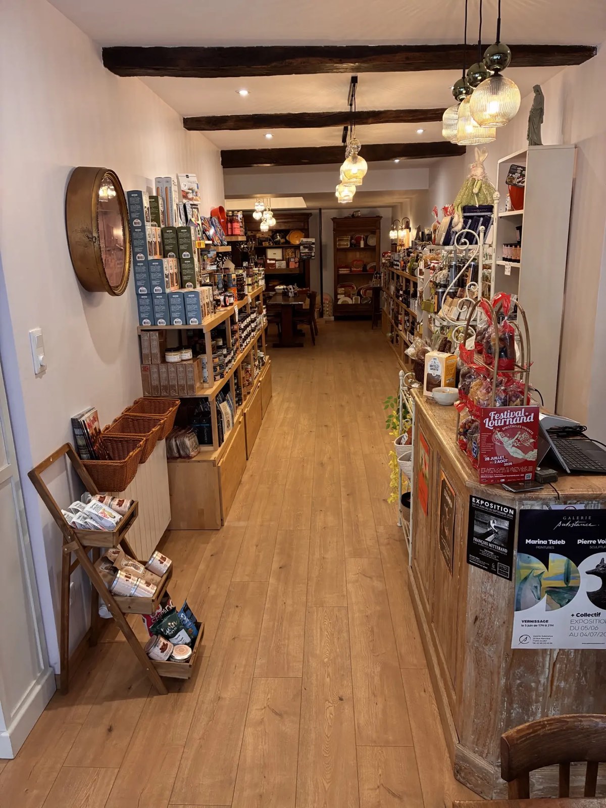 Boutique Chez Marie France à Cluny, sélection de fromages et vins des commerçants voisins