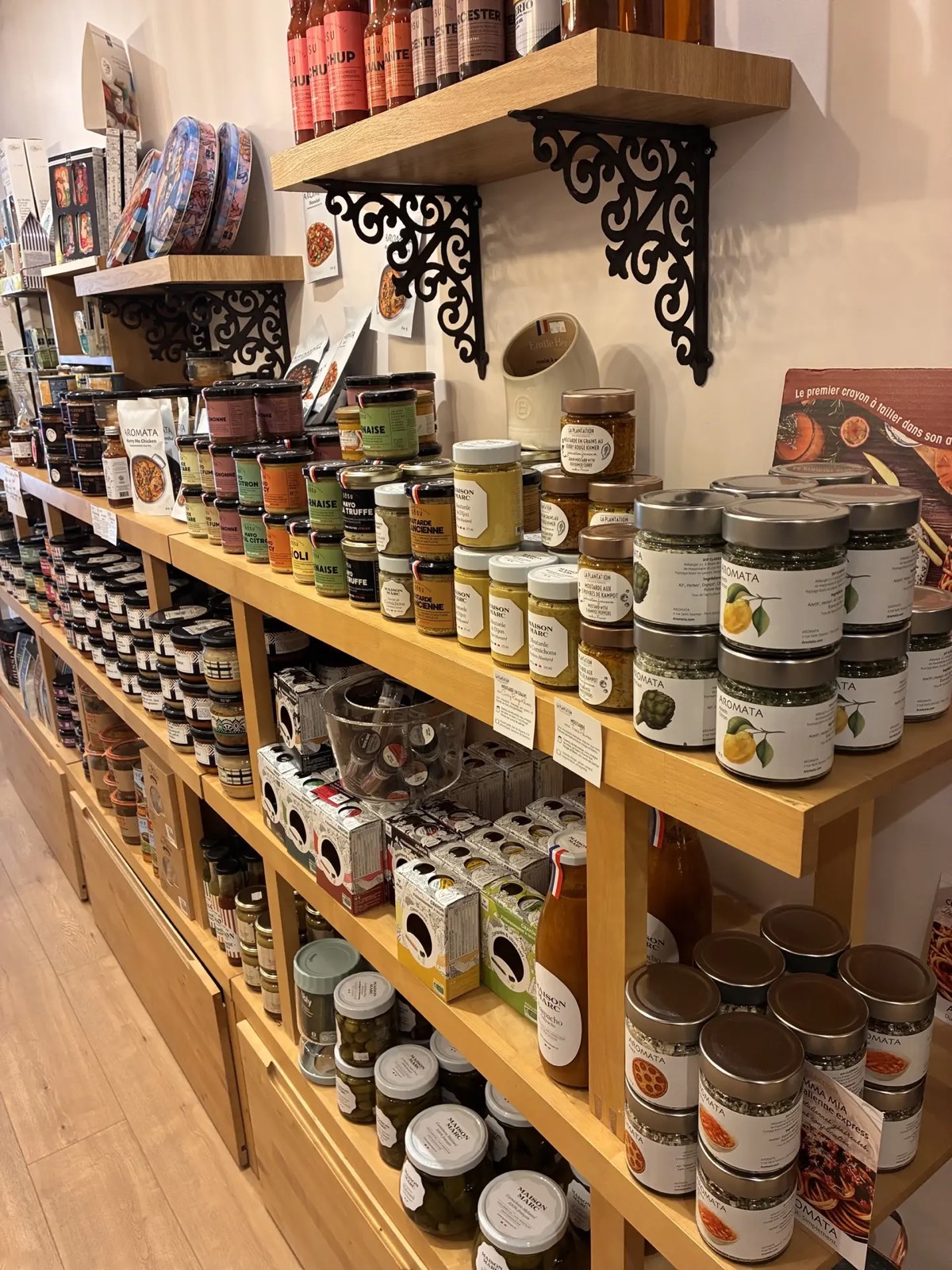 Moutardes et condiments fins, produits du terroir à l'épicerie de Cluny