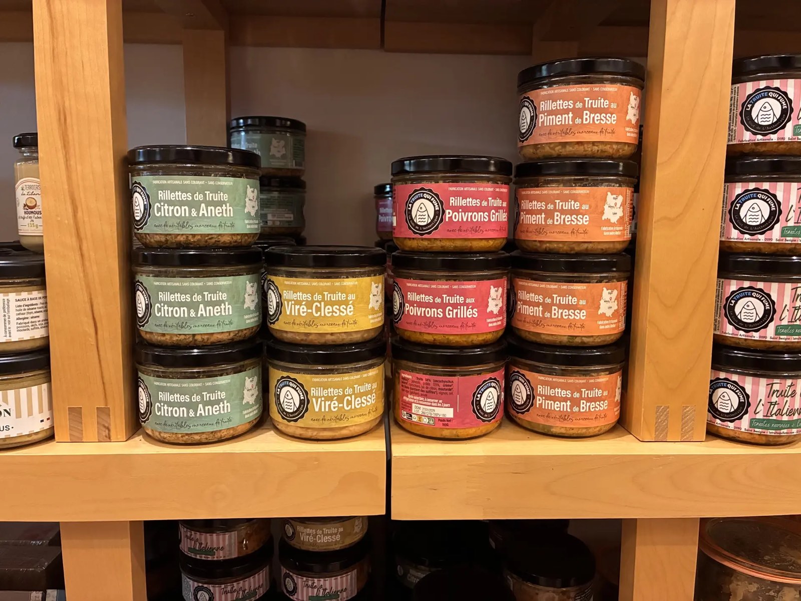 Rillettes de truite artisanales sur les étagères de l'épicerie fine à Cluny